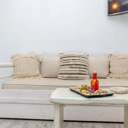 לינה וארוחת בוקר Emery Naxos City
